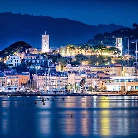 Cannes Old Port, Seafront & Seaview, Yacht Show Port Екстериор снимка